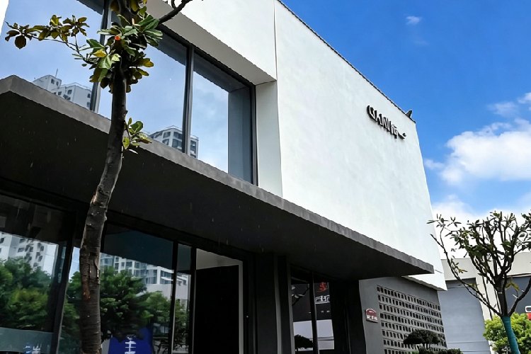 How to Reduce Solar Heat Gain in a West-Facing Glass Showroom I LandVac Titanium Vacuum Glazing